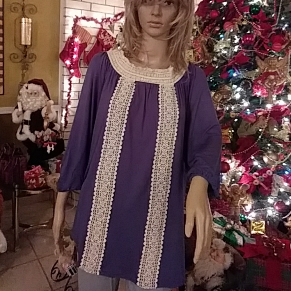 New. Beautifil tunic.